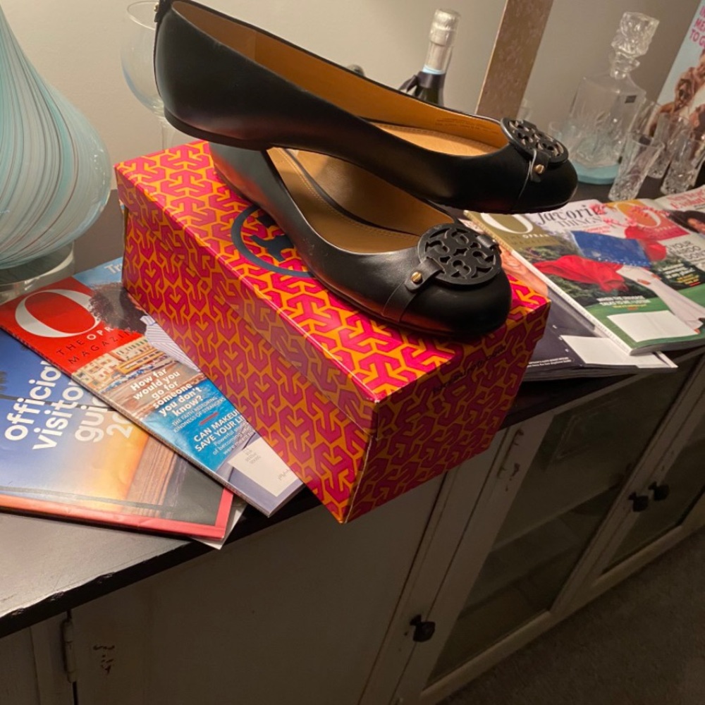 Authentic Ladies Shoes to big never worn